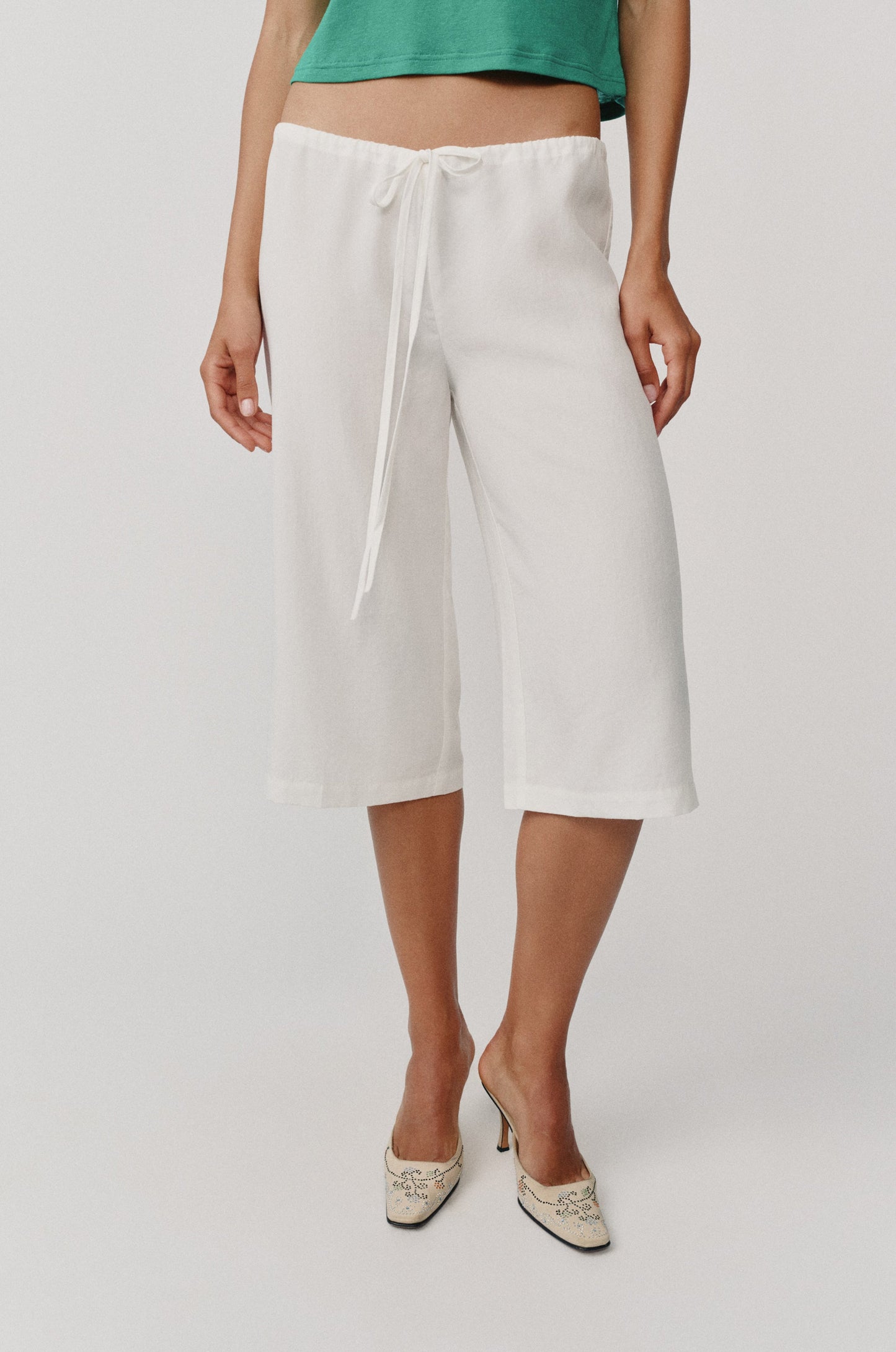 Arden Capri Pant (White)