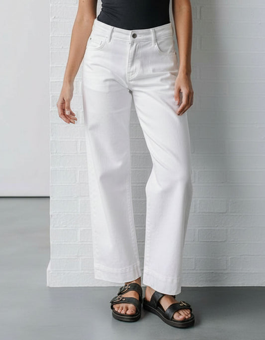 Image of Jeans. Productname: Ellery Stretch Straight Leg Jeans - in White colour by brand - Country Denim