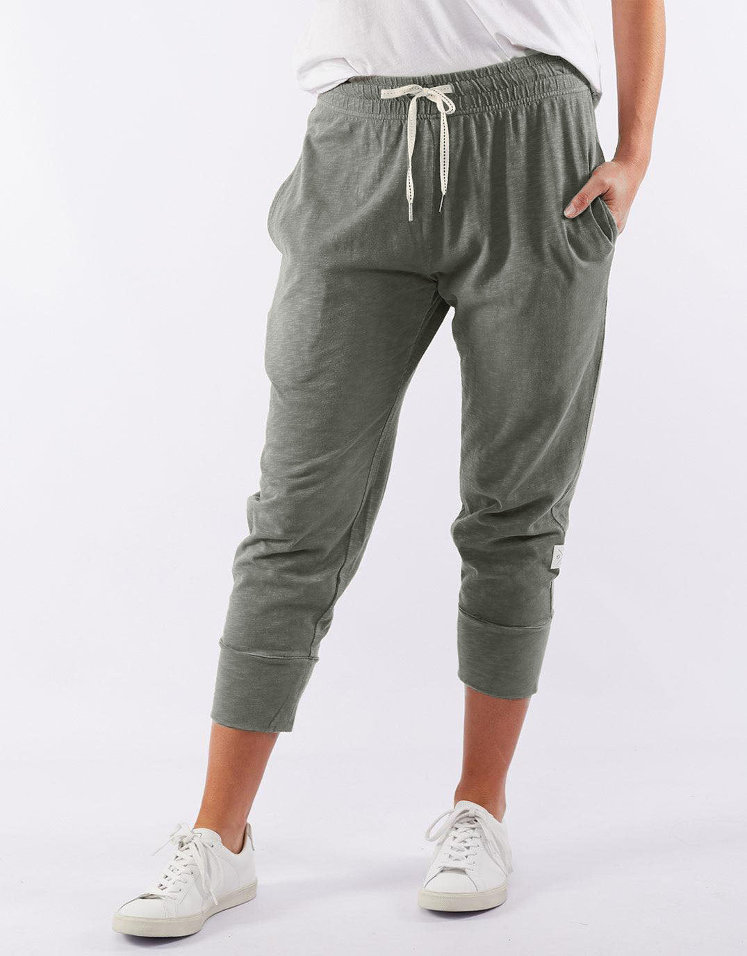 Image of a model wearing Pants. Productname: 3/4 Brunch Pants - in Khaki colour by brand - Elm