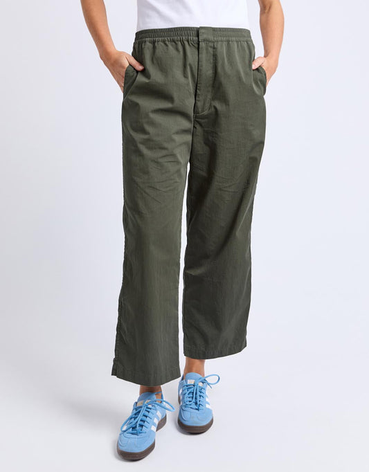 Image of a model wearing Pants. Productname: Relaxed Ankle Pant - in Khaki colour by brand - Elm