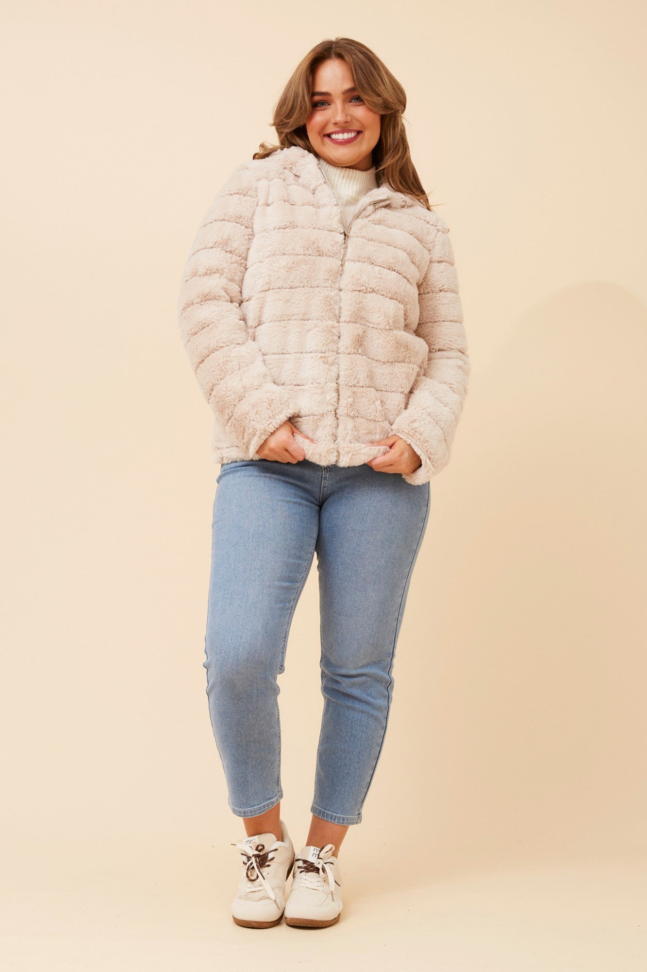 NOVAH FAUX FUR JACKET (Beige)