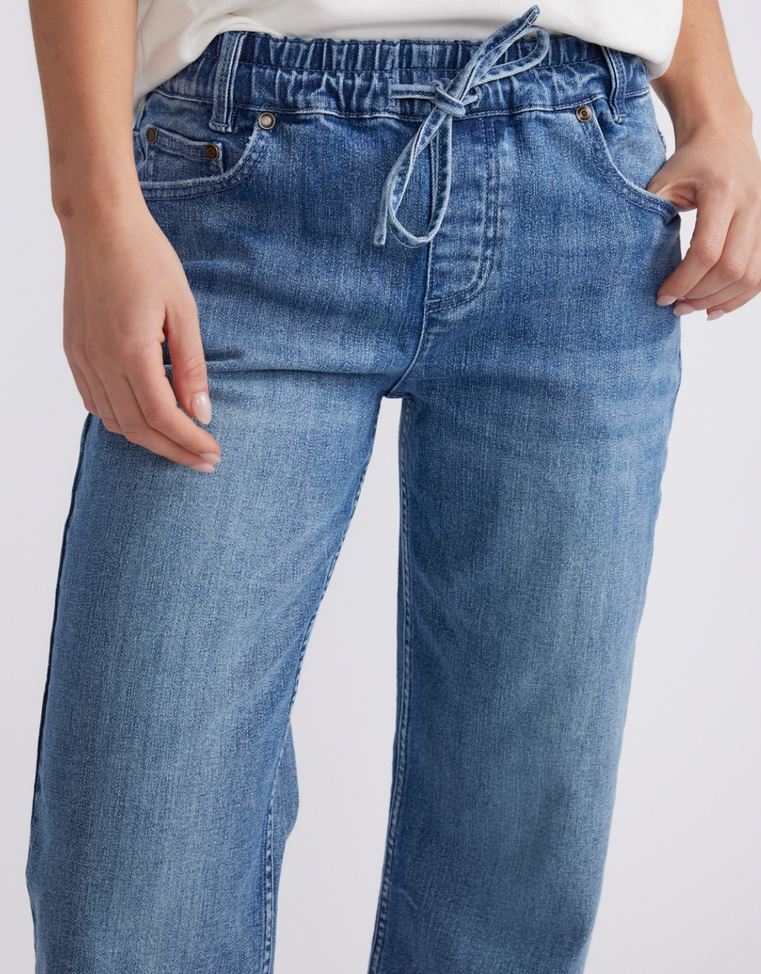 White & Co. The Stretch Jean Jogger (Mid Wash)
