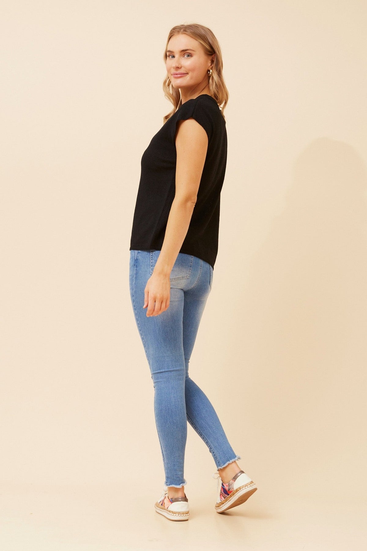 JOBETH SOLID KNIT TOP (Black)