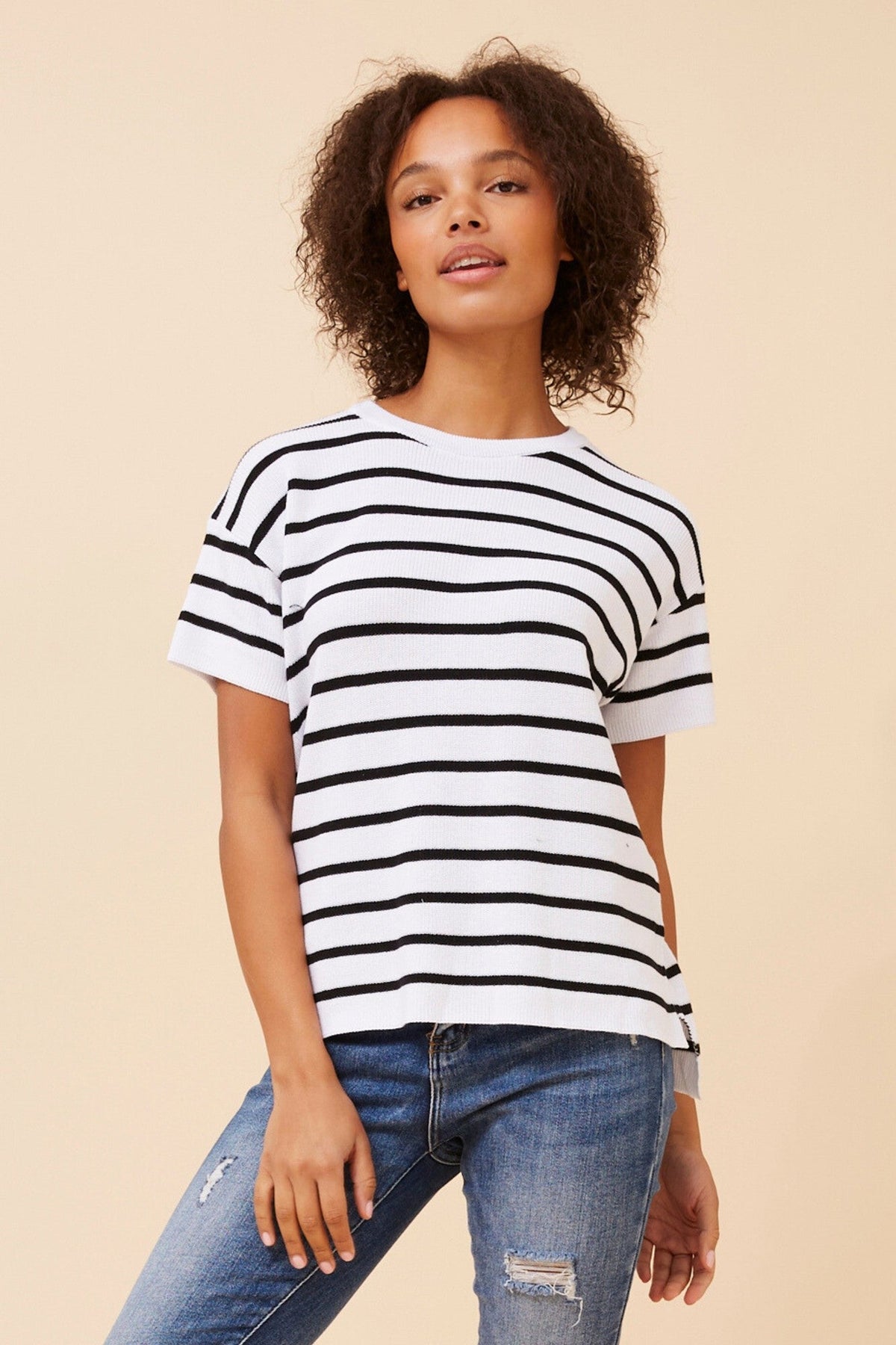 DOVA STRIPE PATTERN KNIT TOP (White And Black)
