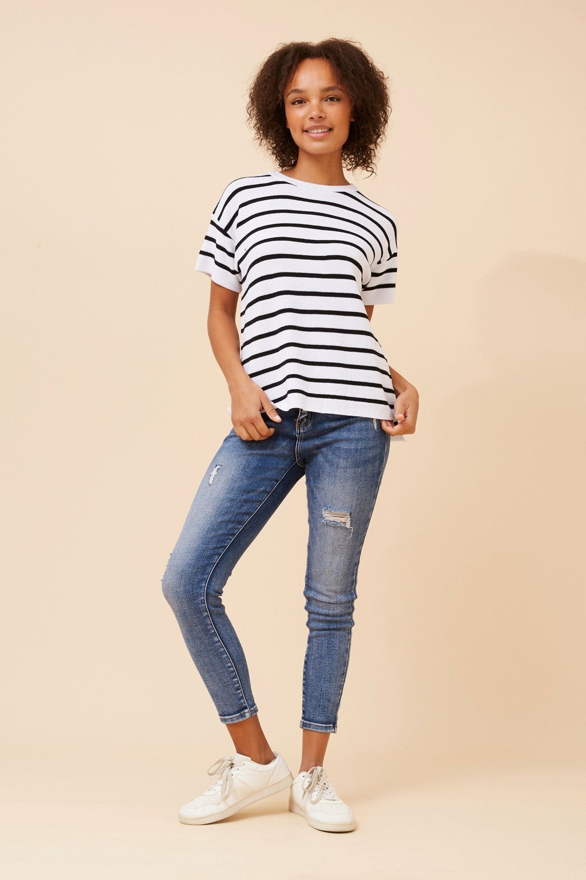 DOVA STRIPE PATTERN KNIT TOP (White And Black)