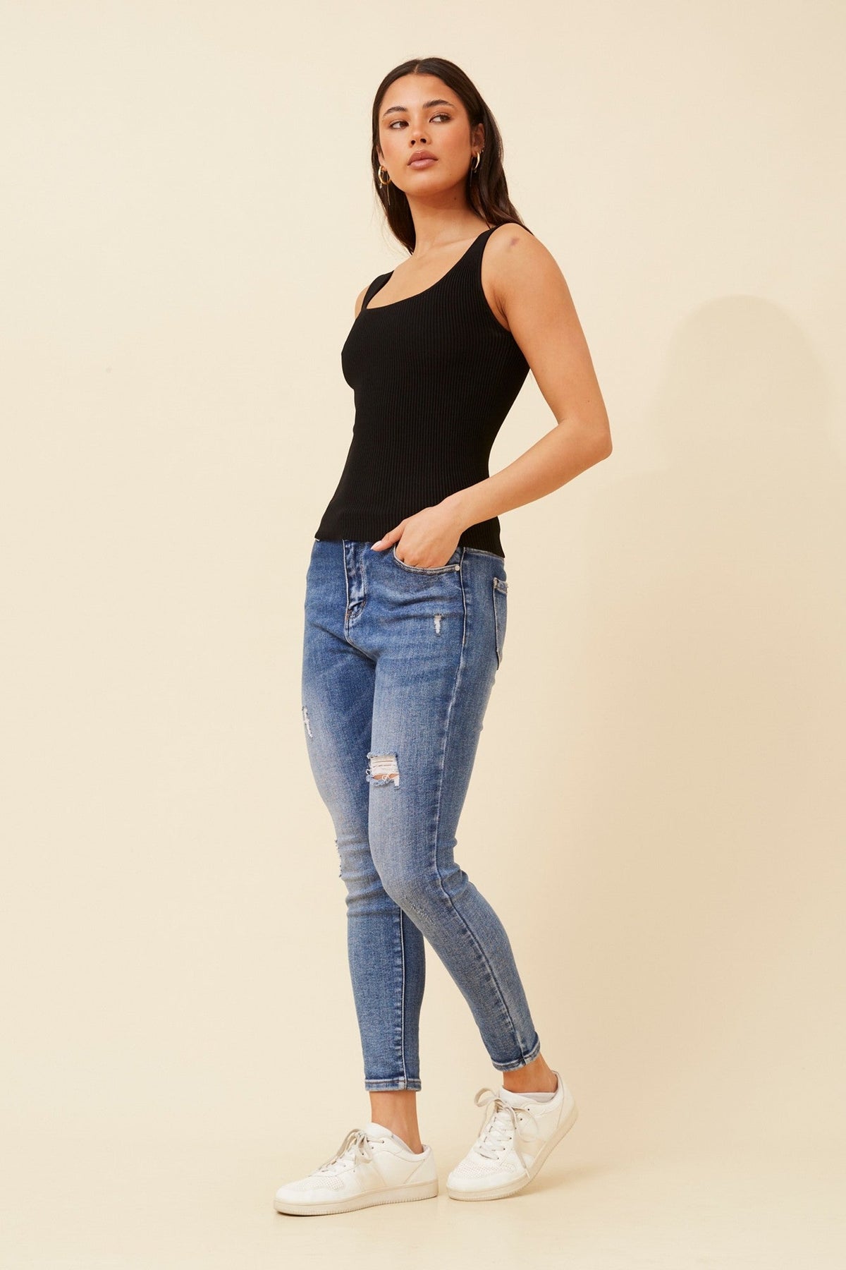 KIENNA SLEEVELESS KNIT TOP (Black)