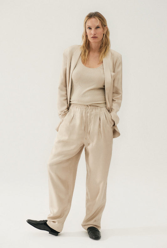 Image of a model wearing Pants. Productname: Twill Slouch Pants Hazelnut in Hazelnut colour by brand - Silk Laundry