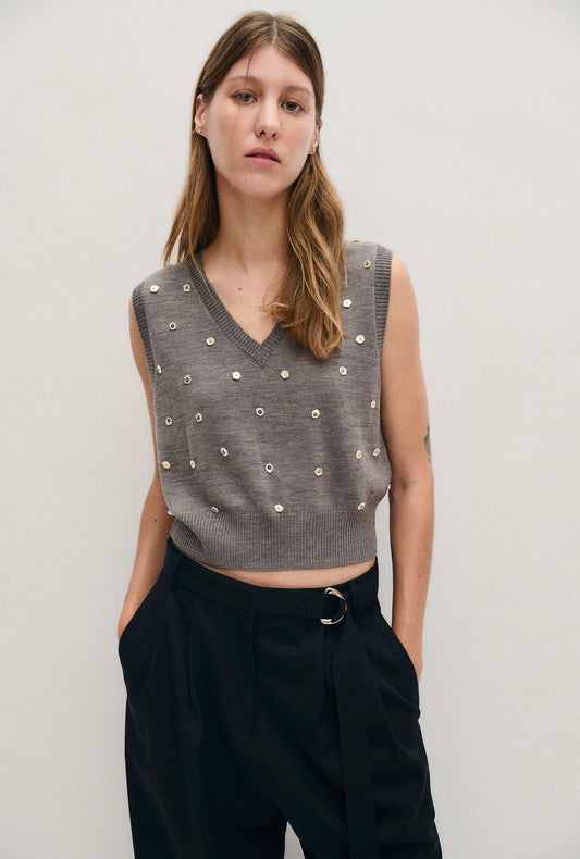 Image of a model wearing Outerwear. Productname: V-Neck Sweater Pearl in Pearl colour by brand - Silk Laundry