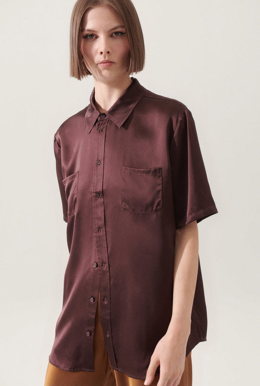 Image of a model wearing Tops. Productname: Short Sleeve Boyfriend Shirt Cacao in Cacao colour by brand - Silk Laundry