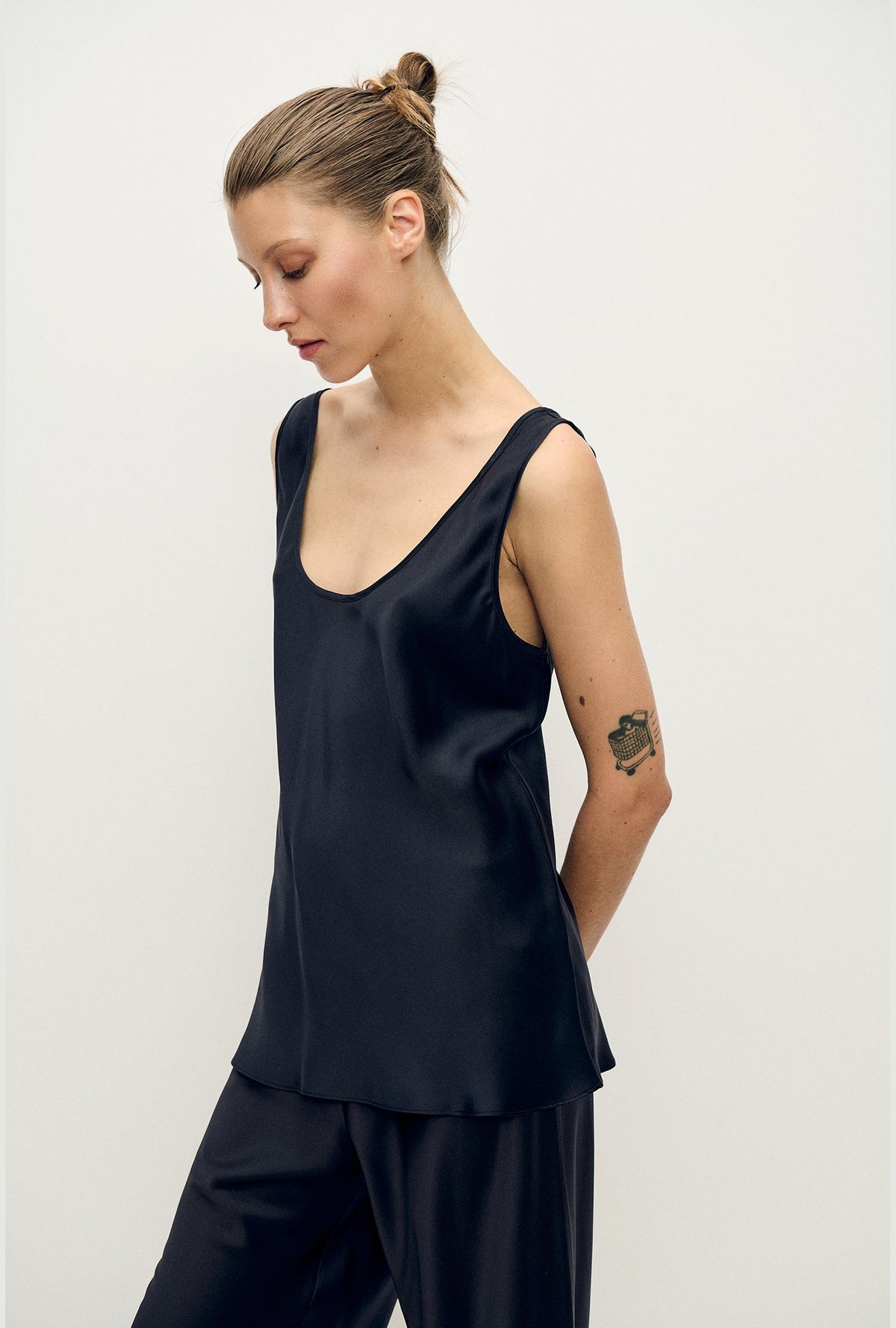 Silk Laundry Scoop Neck Tank (Black)