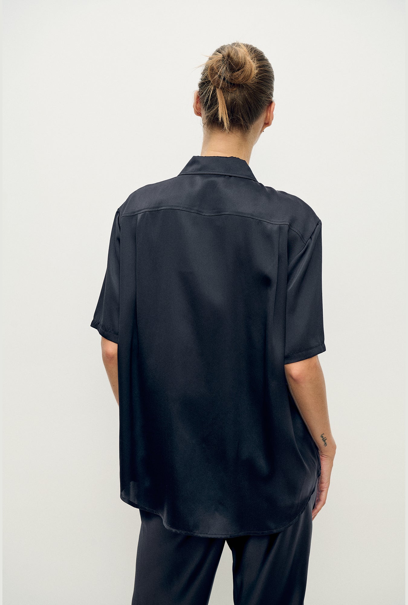 Silk Laundry Short Sleeve Boyfriend Shirt (Black)