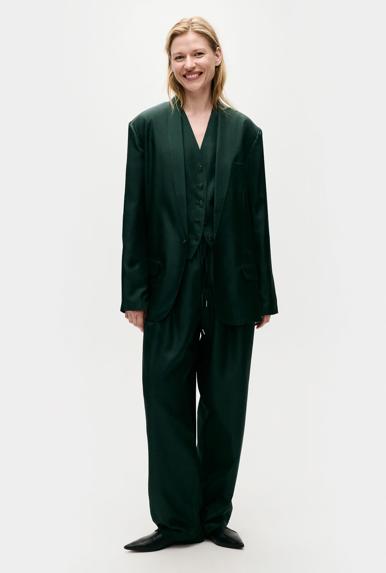 Image of a model wearing Outerwear. Productname: Silk Laundry TWILL MIAMI BLAZER in Scarab colour by brand - Silk Laundry