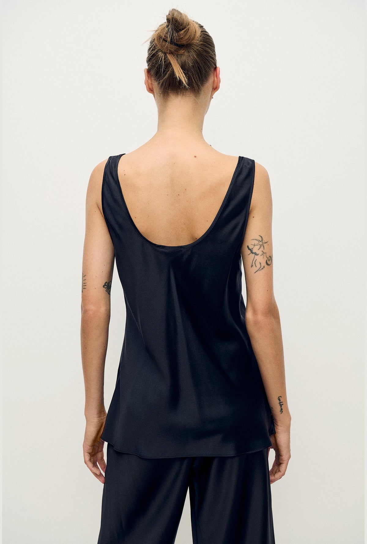Silk Laundry Scoop Neck Tank (Black)