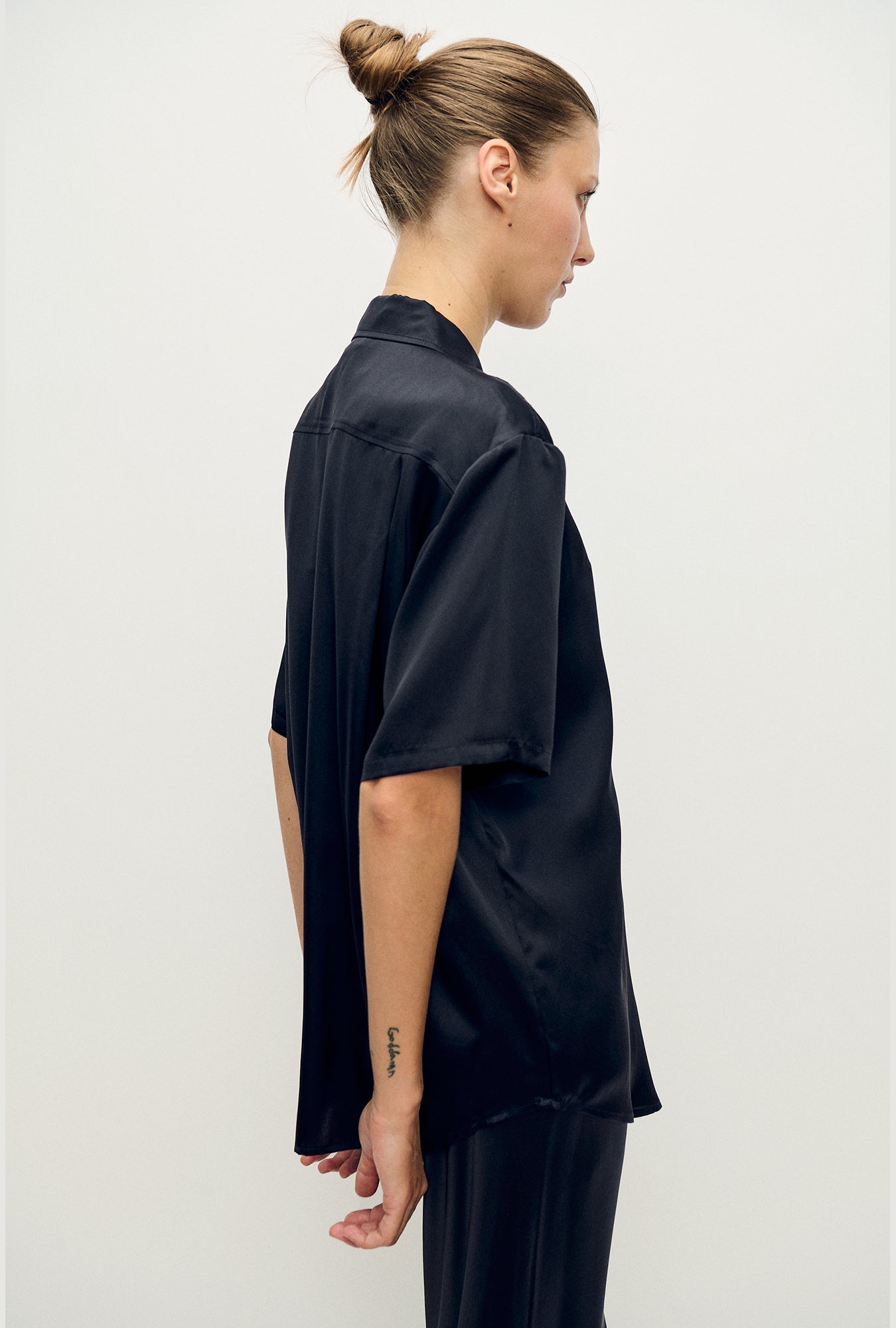 Silk Laundry Short Sleeve Boyfriend Shirt (Black)