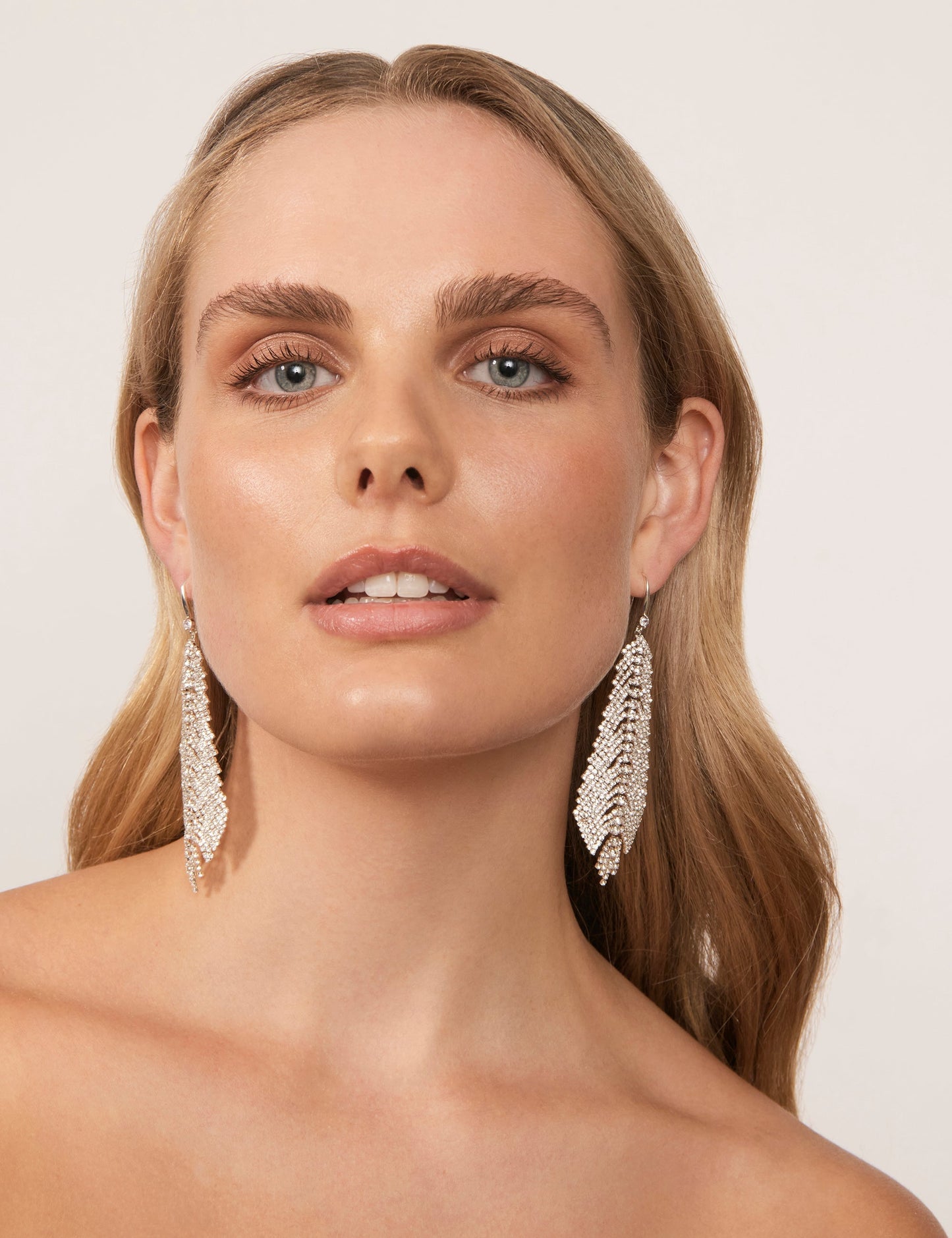 GROUP48 FEATHER STONE STATEMENT EARRING (Print)