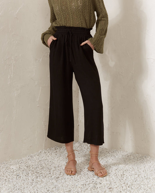 Image of a model wearing Pants. Productname: Heychic Idy Linen Blend Culottes in Black colour by brand - Heychic