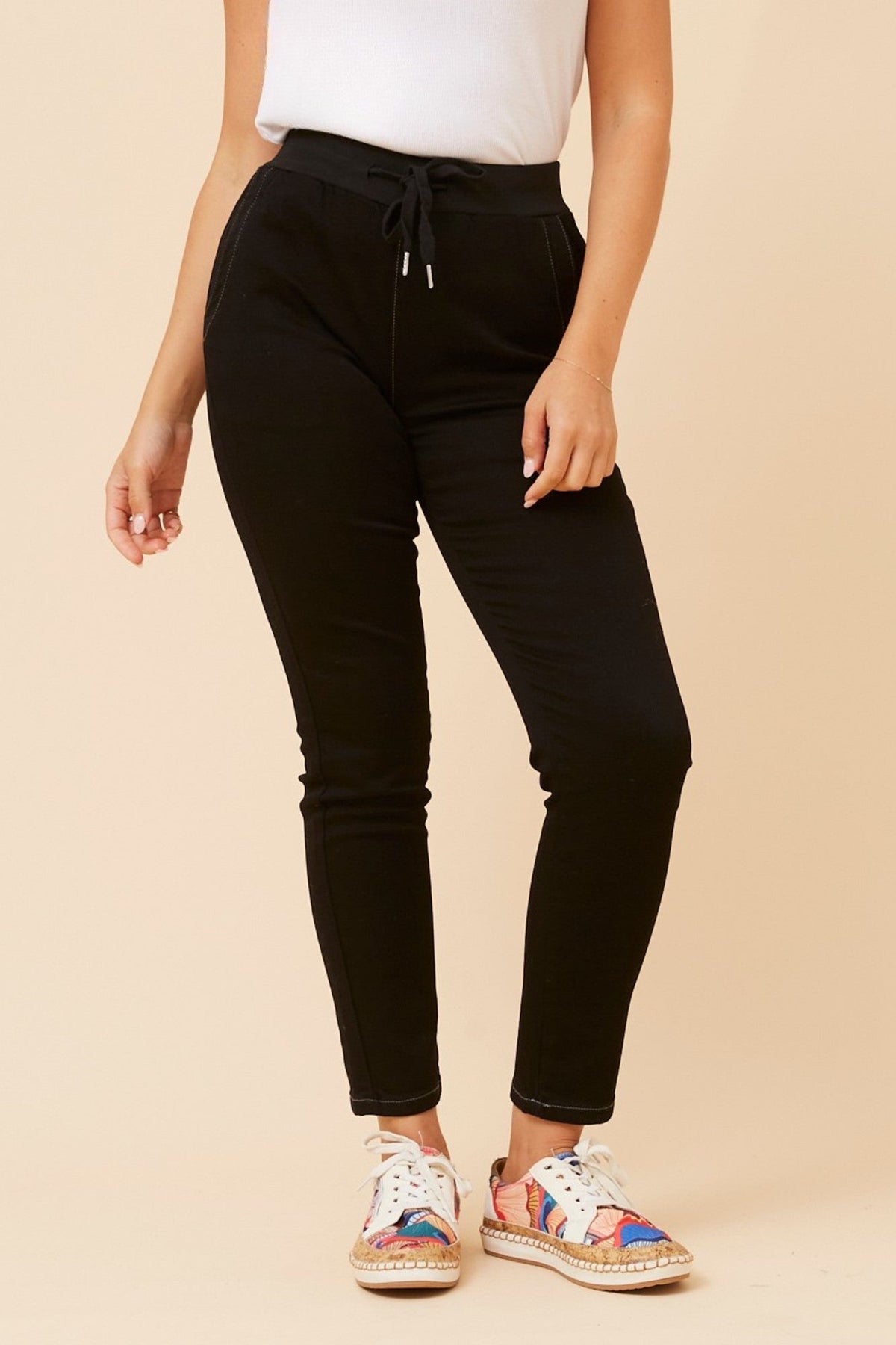 JANJA SOLID JOGGER PANTS (Black)