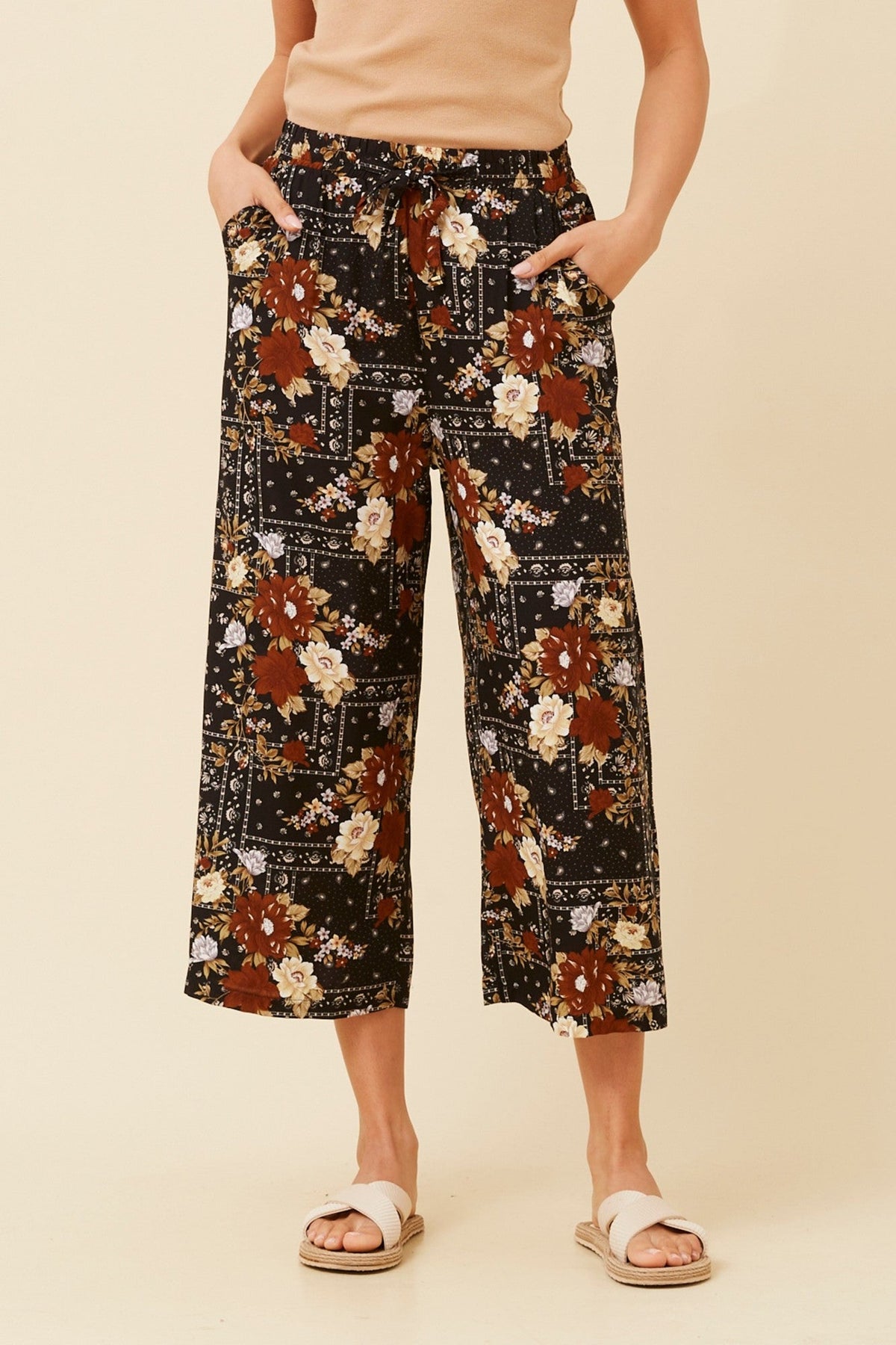 SUZE FLORAL CULOTTE PANTS (Multi Black)