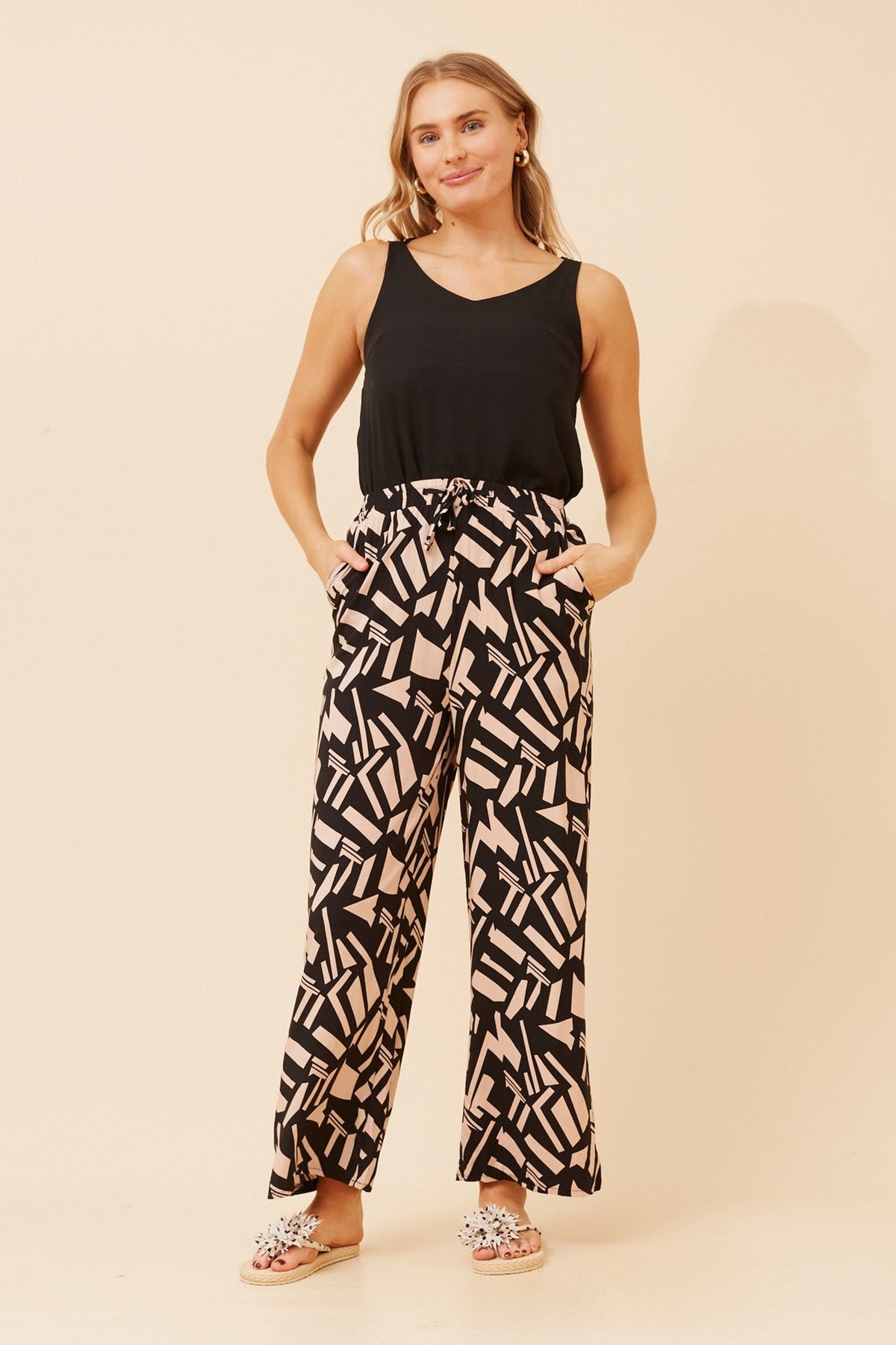 SUZZEL ABSTRACT PRINT PANTS (Black)