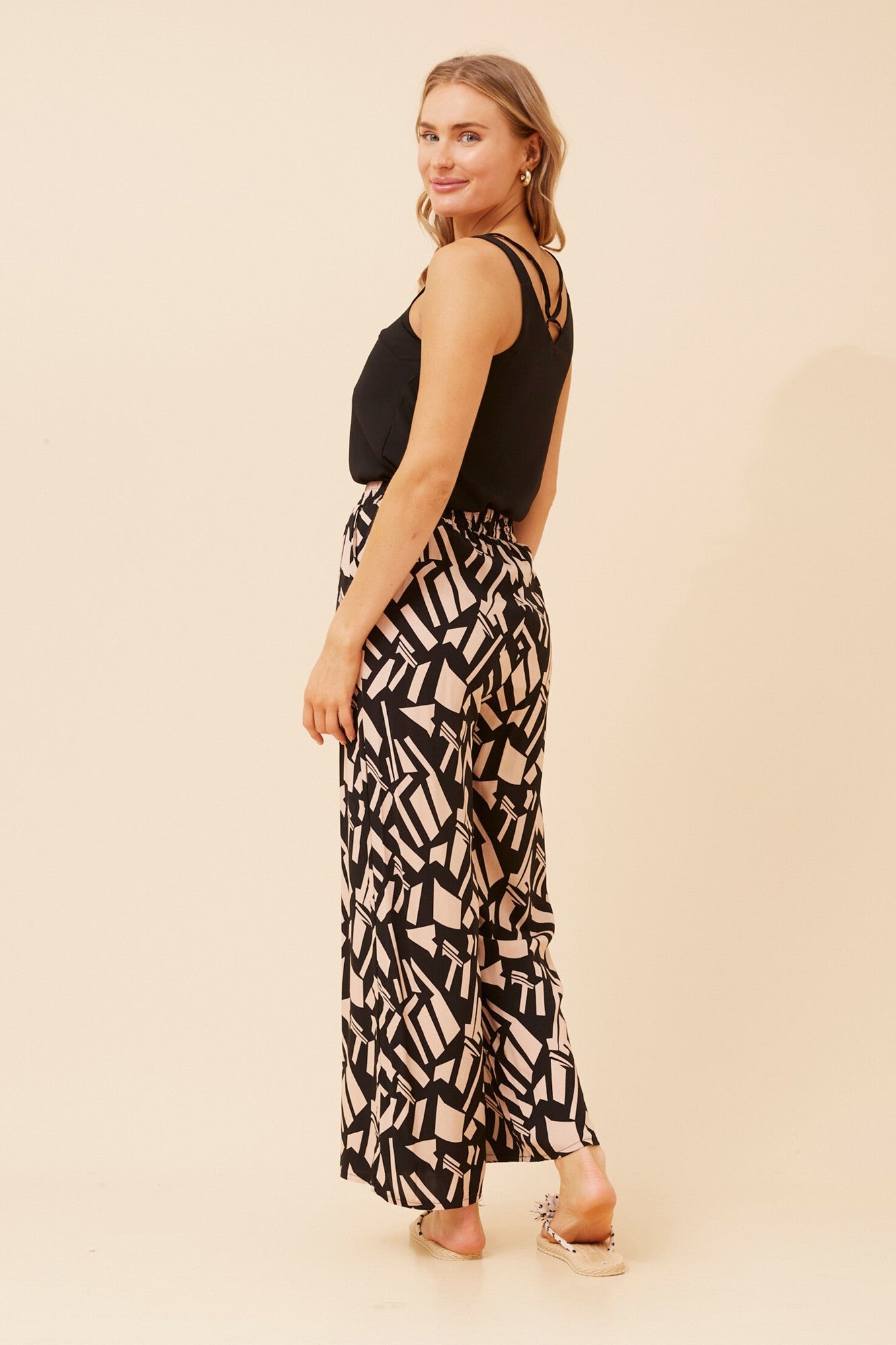 SUZZEL ABSTRACT PRINT PANTS (Black)