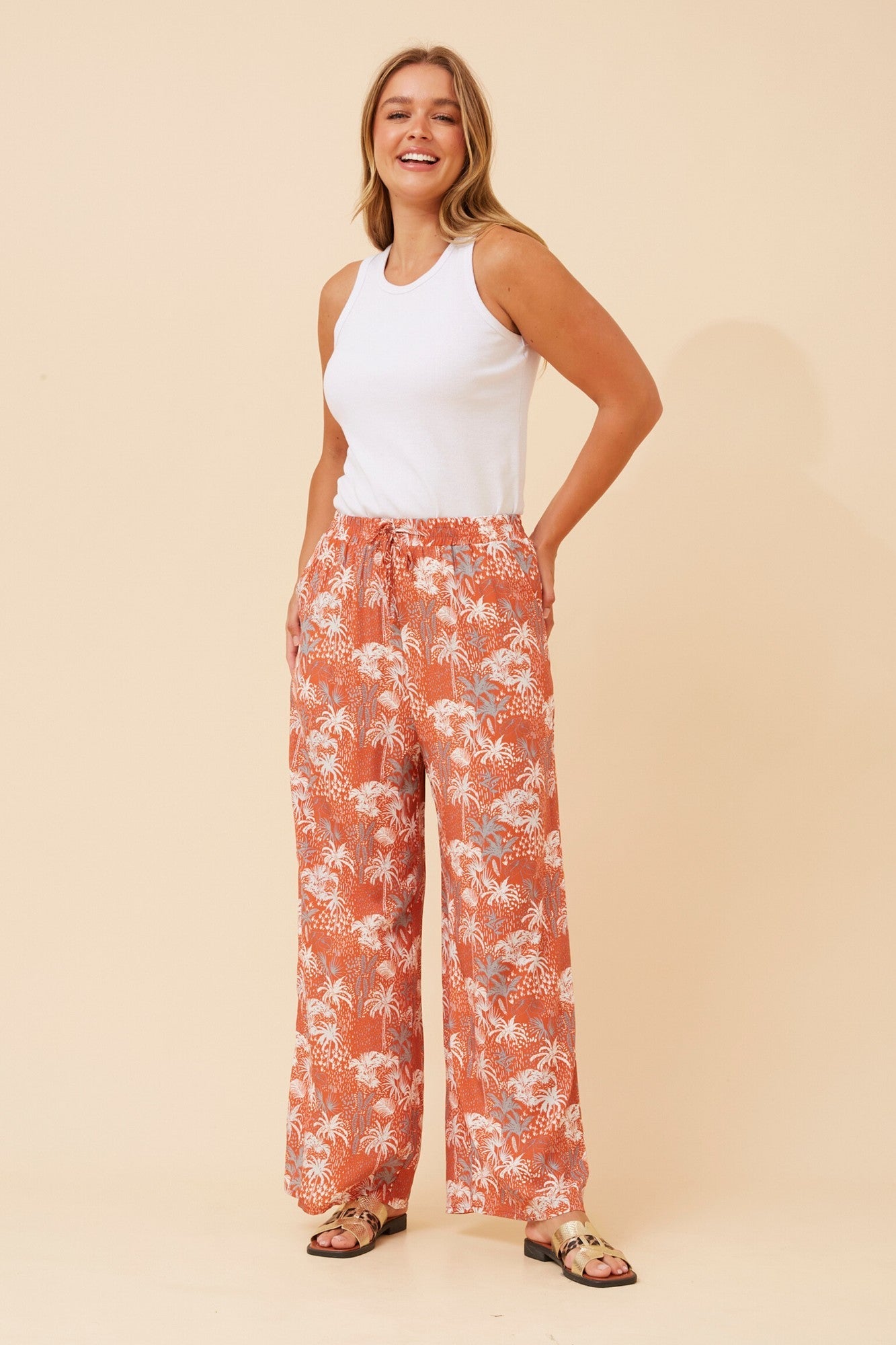 SUZZEL PALM TREE PRINT PANTS (Rust)