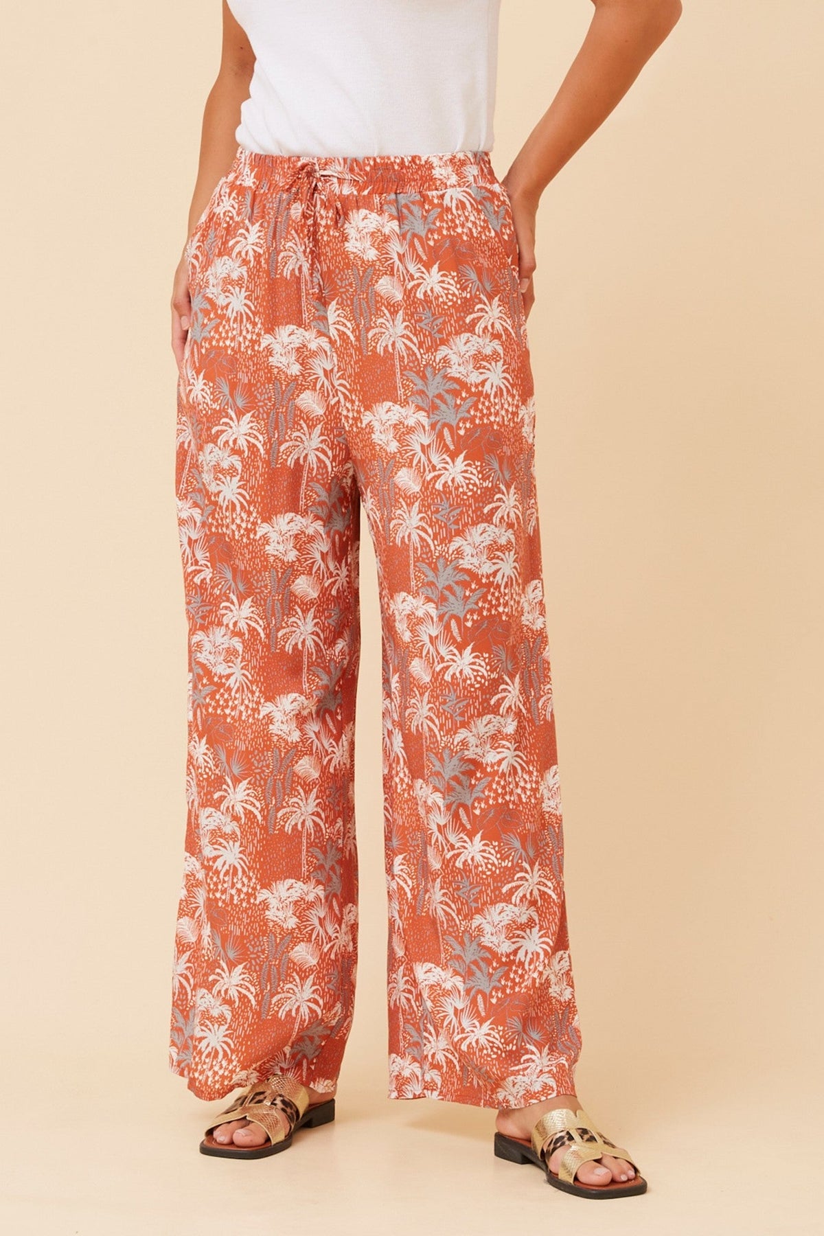 SUZZEL PALM TREE PRINT PANTS (Rust)