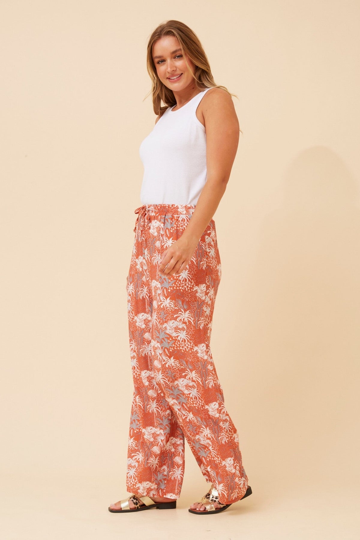 SUZZEL PALM TREE PRINT PANTS (Rust)