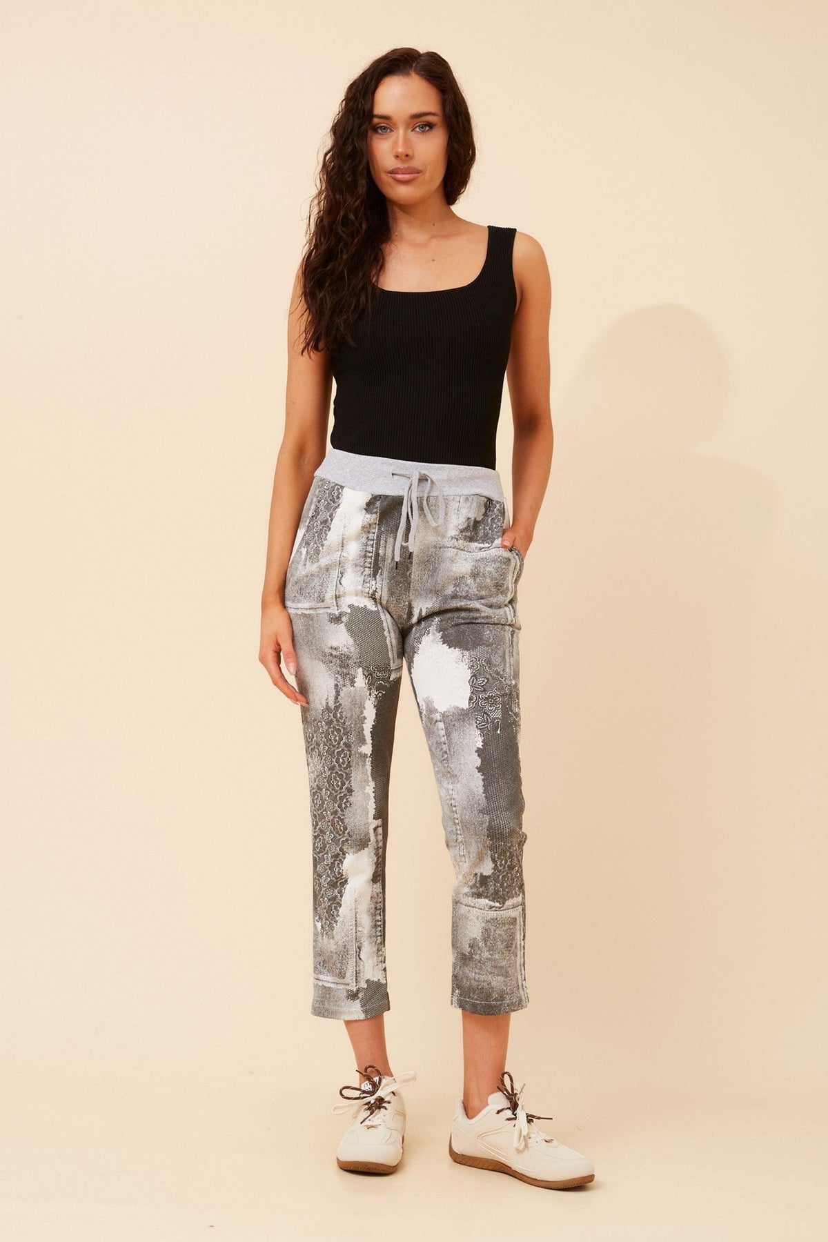 GINNA ABSTRACT PRINT JOGGER PANTS (Black)