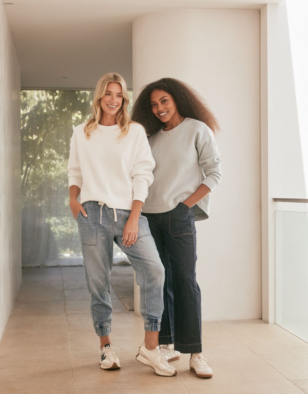 White & Co. The Monogram Lounger Fleece Crew (White)