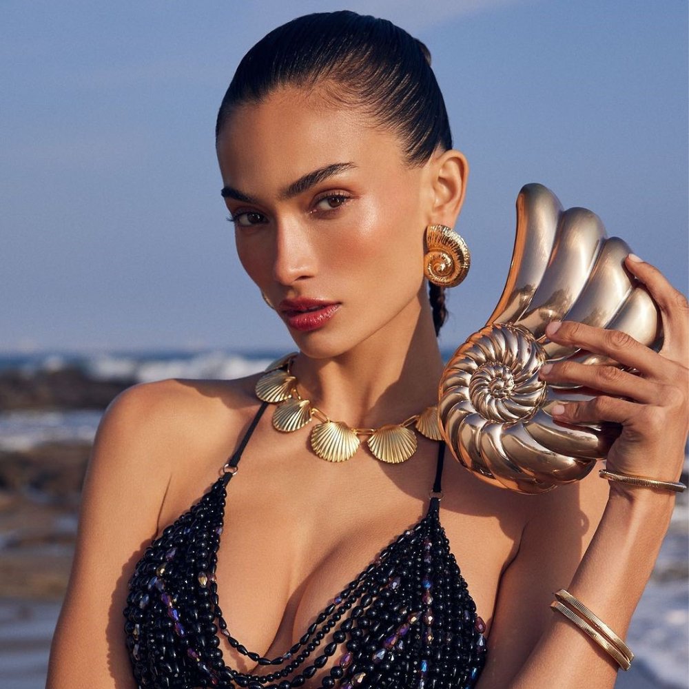 Image of Bags. Productname: SHELLA Hardcase Clutch in colour by brand - Olga Berg