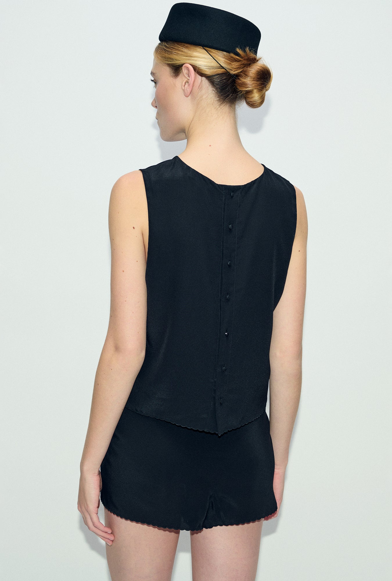 Silk Laundry Scallop Elena Sleeveless Top (Black)