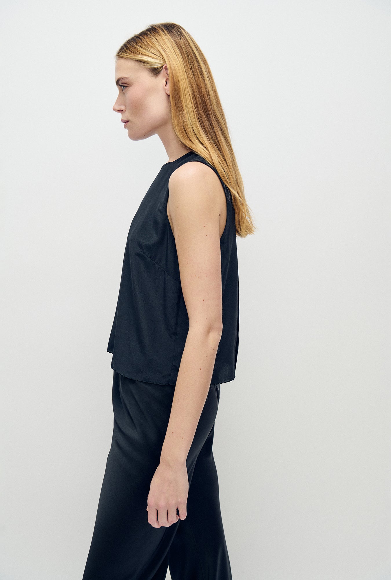 Silk Laundry Scallop Elena Sleeveless Top (Black)