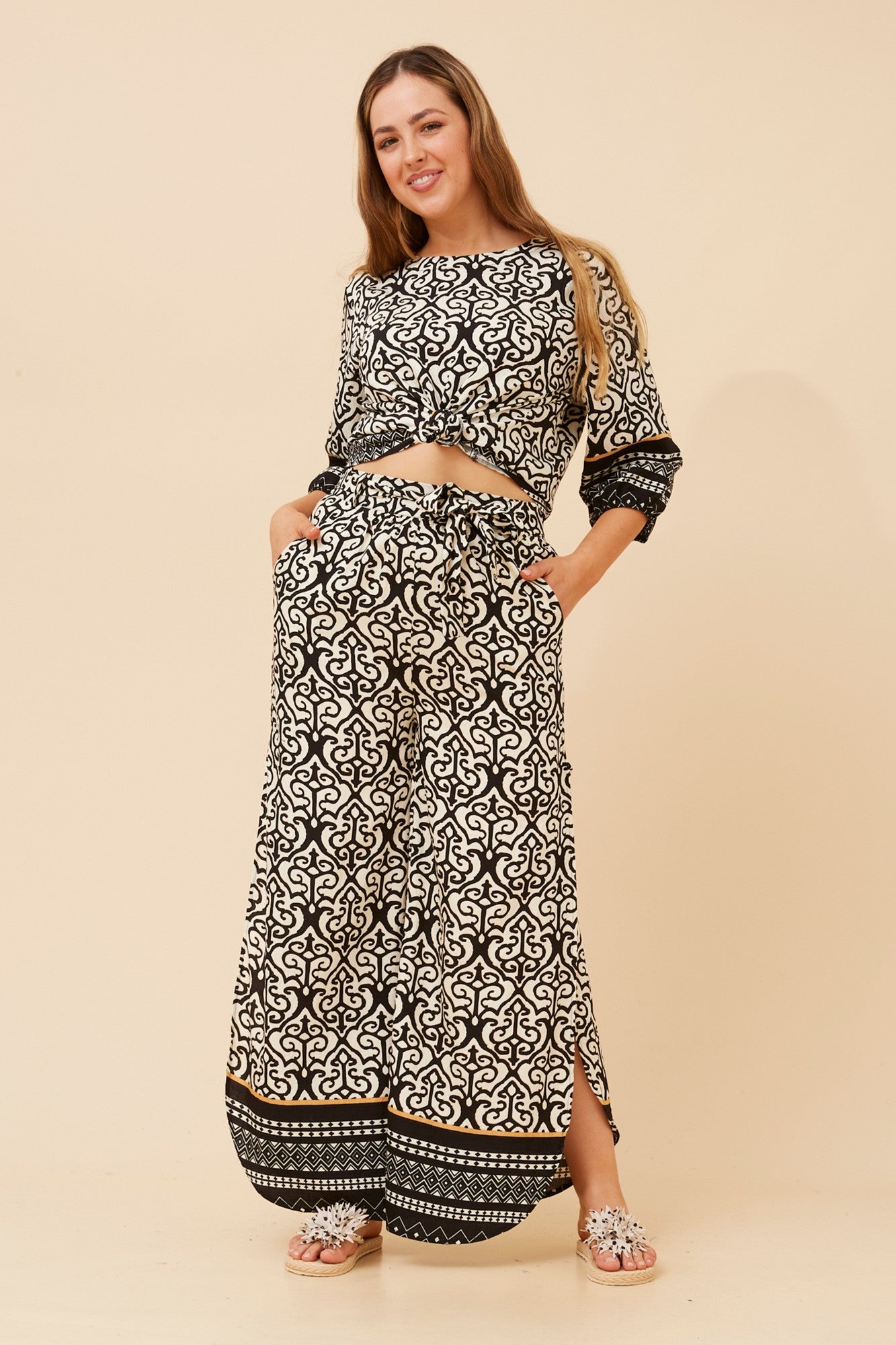 SHAE BORDER PRINT TOP (Black)