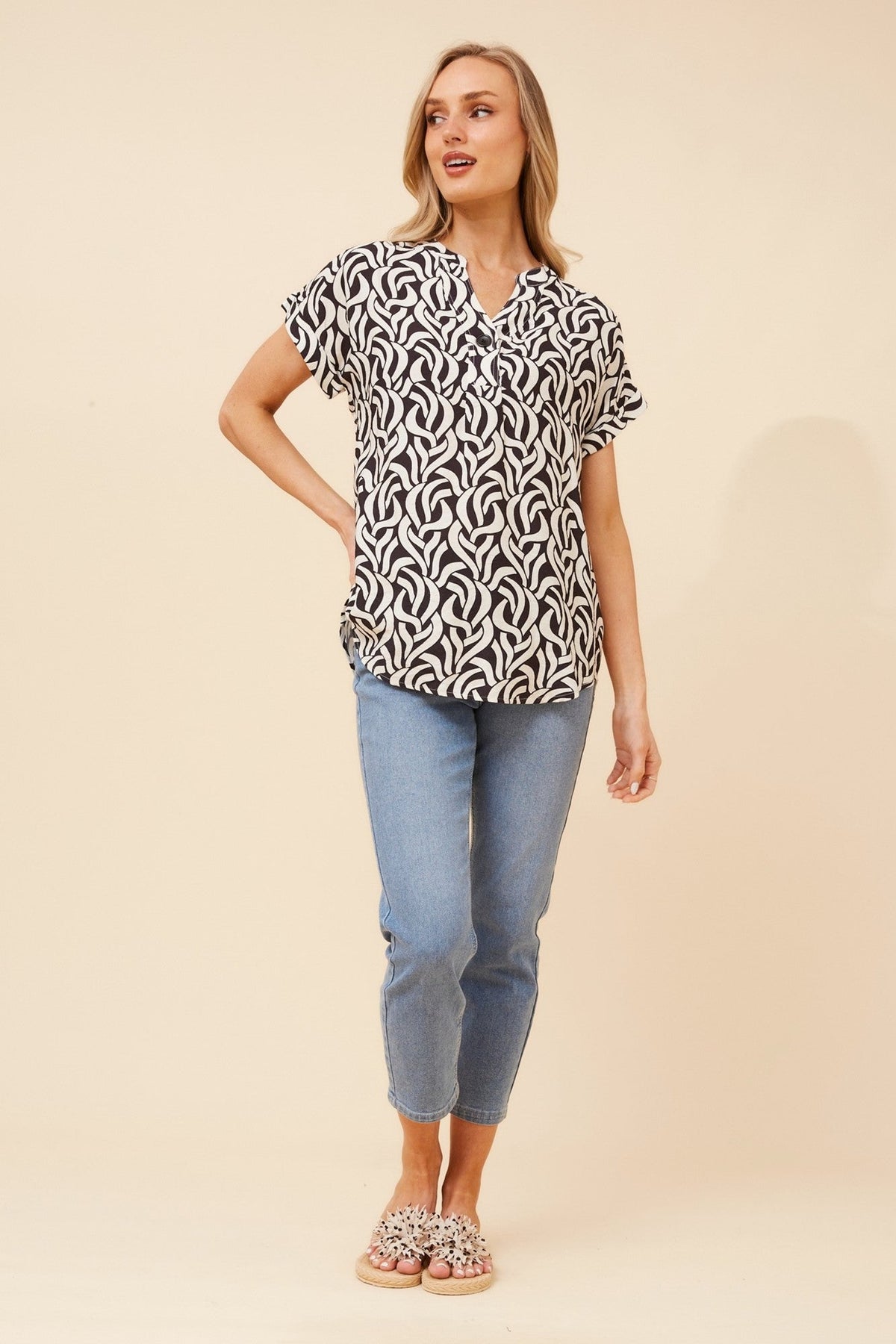 GWIN ABSTRACT PRINT TOP (White And Black)
