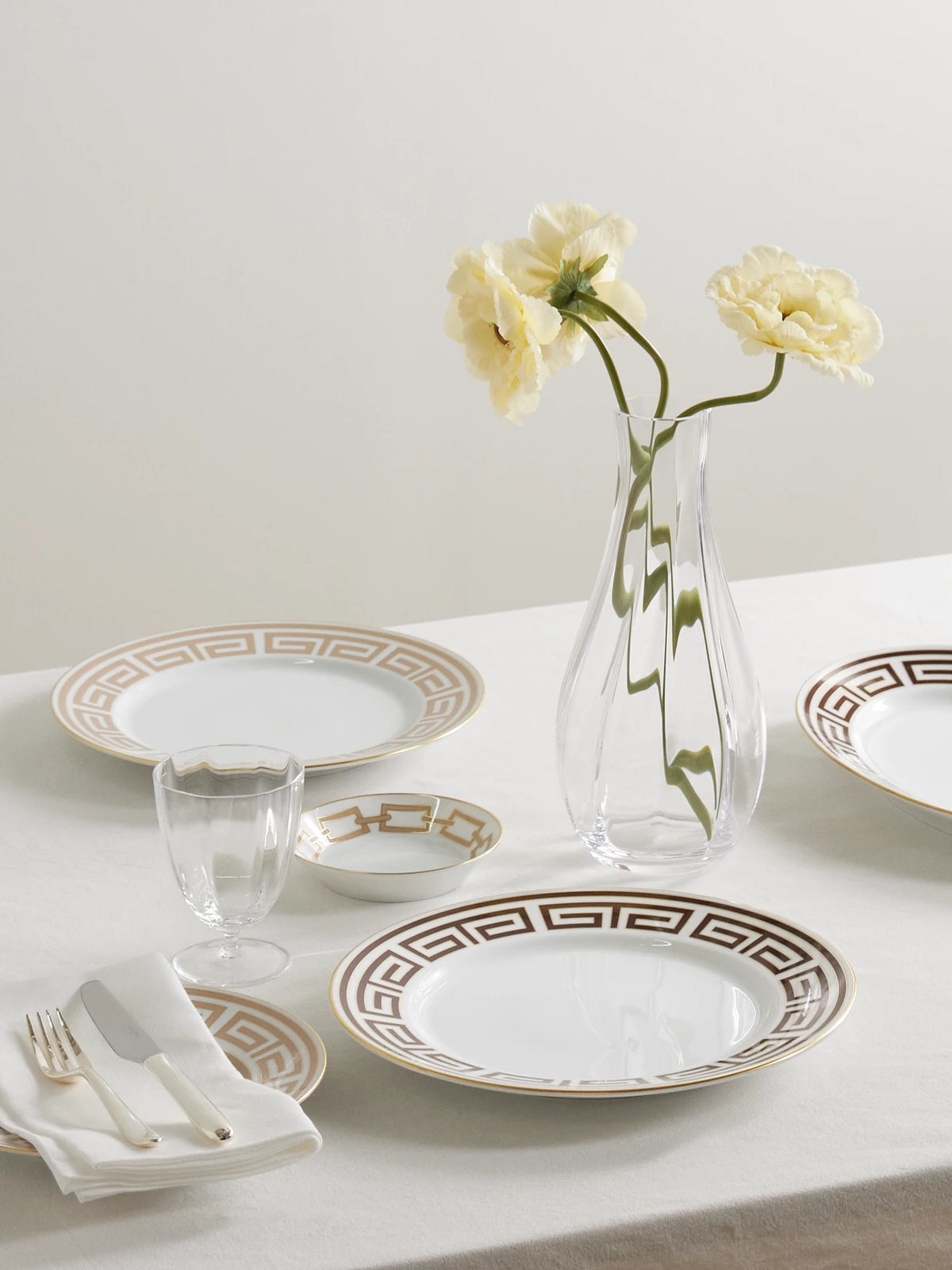 Image of Tableware. Product name - Labrinto Gold-plated Porcelain Dinner Plate in White colour by brand - GINORI 1735