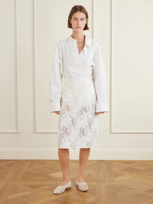 Image of a model wearing Skirts. Product name - Lace Linen-blend Midi Skirt in Cream colour by brand - RÓHE