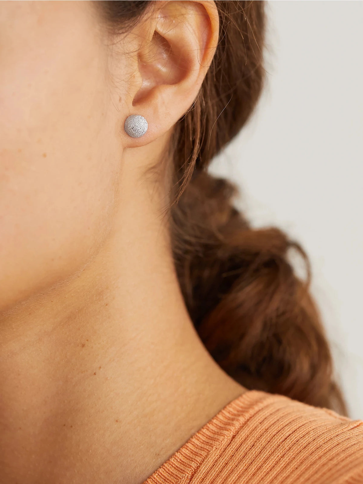 Image of Earrings. Product name - Florentine Finish Medium 18-karat White Gold Earrings in Silver colour by brand - Carolina Bucci