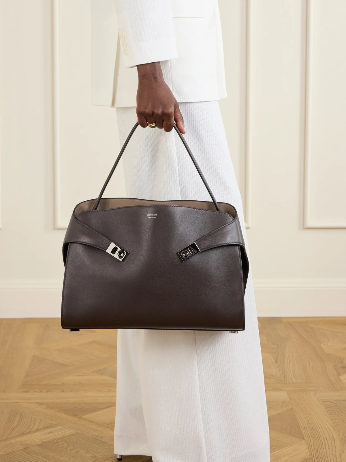 Hug Medium Leather Tote