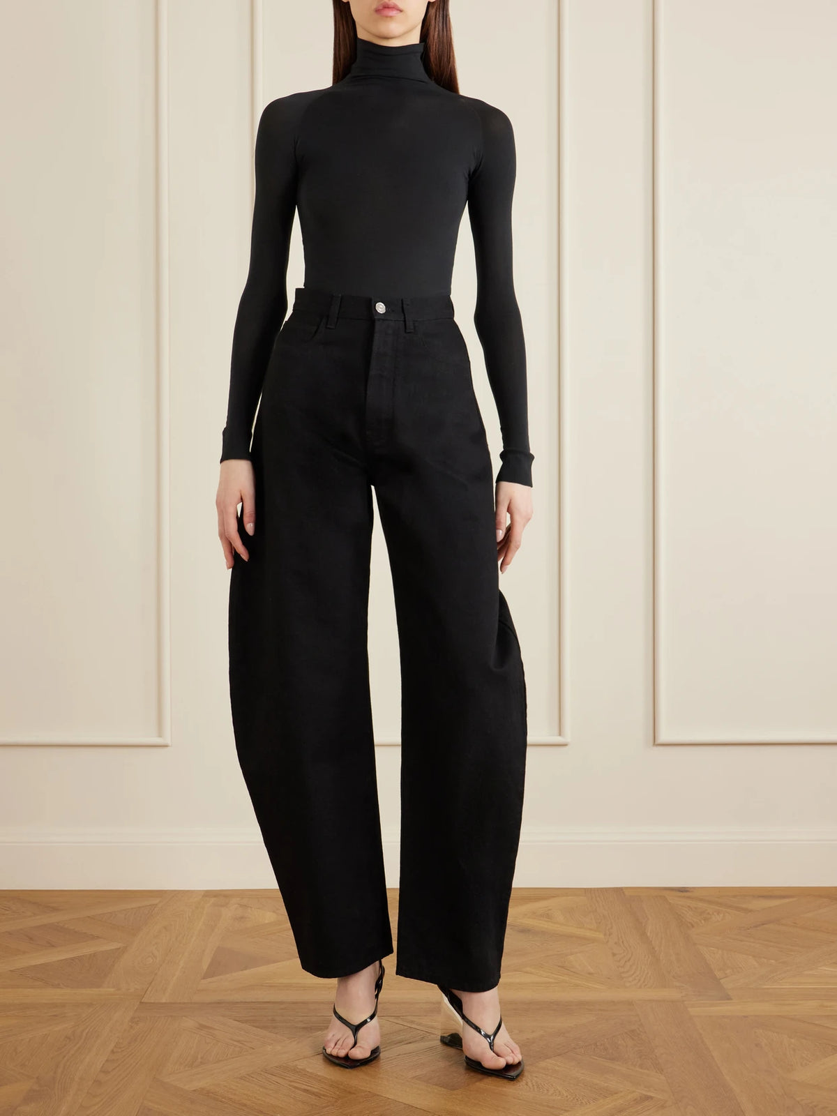 Image of Heels. Product name - Tong 90 Patent-leather Wedge Sandals in Black colour by brand - Alaïa
