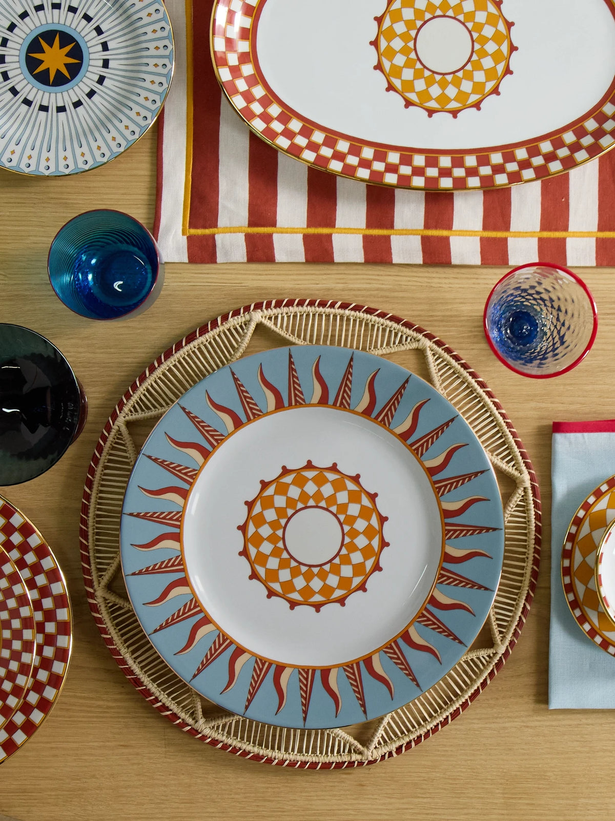 Image of Tableware. Product name - Gold-plated Porcelain Charger Plate in Blue colour by brand - La DoubleJ