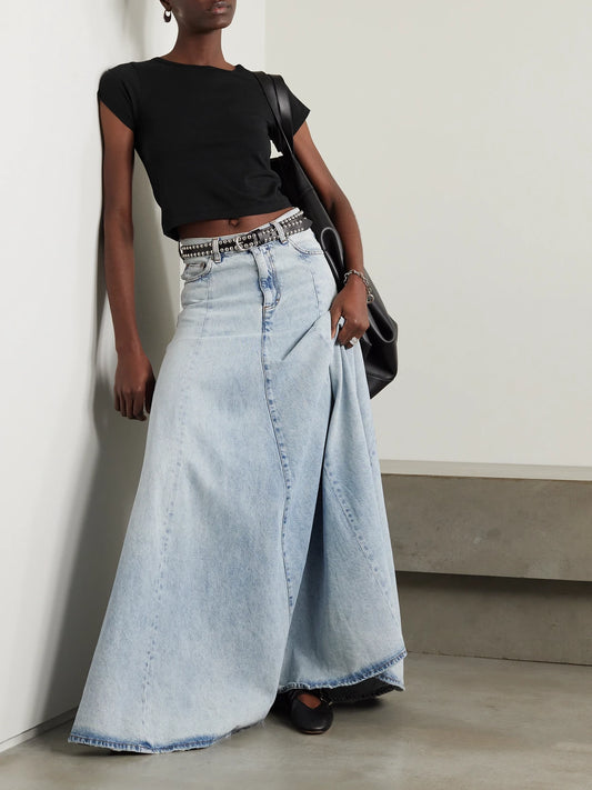 Image of a model wearing Tops. Product name - Short Sleeve Baby Tee Cropped Cotton And Modal-blend Jersey T-shirt in Black colour by brand - ÉTERNE