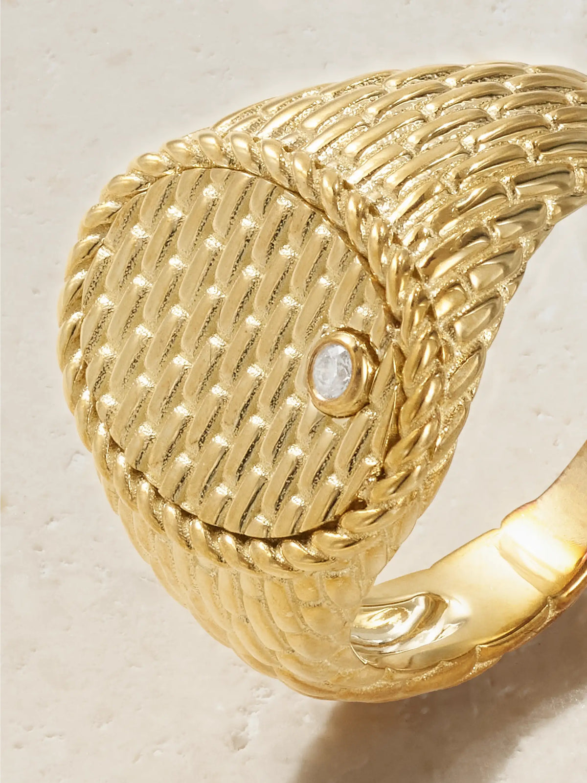 Chevaliere Ovale Cannage 9-karat Gold Diamond Signet Ring