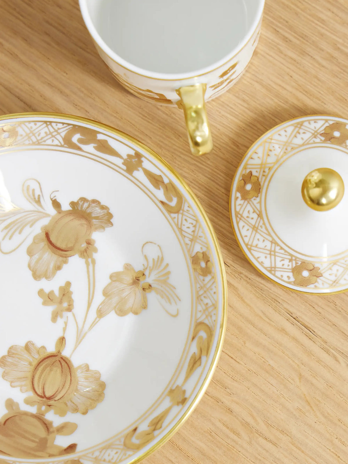 Oriente Italiano Set Of Two Gold-plated Porcelain Coffee Cups, Covers And Saucers