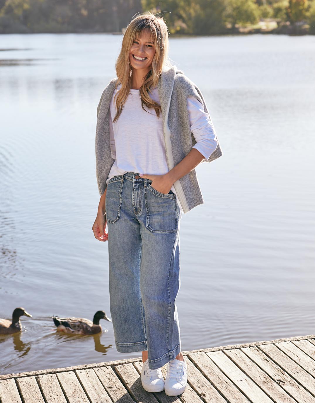 White & Co. Catalina Cropped Wide Leg Jeans (Mid Wash)