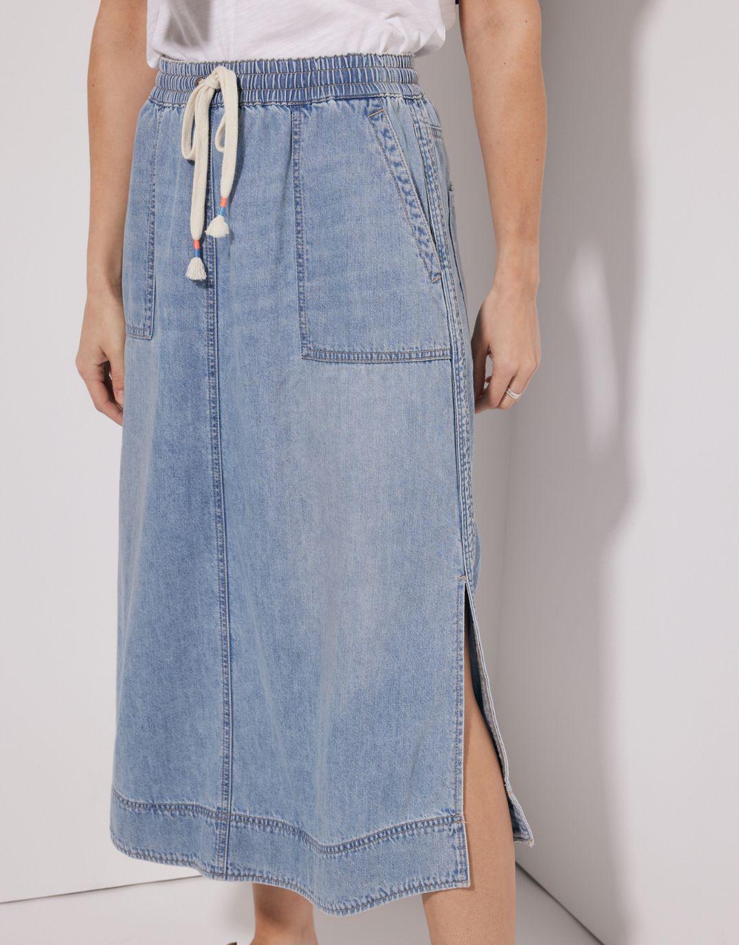 White & Co. Coco Midi Skirt (Mid Wash)