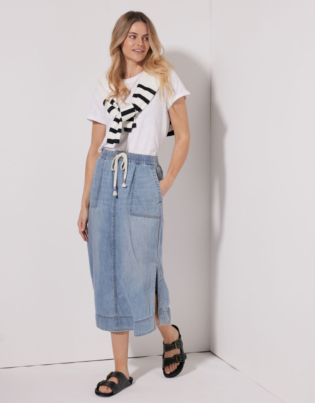 White & Co. Coco Midi Skirt (Mid Wash)