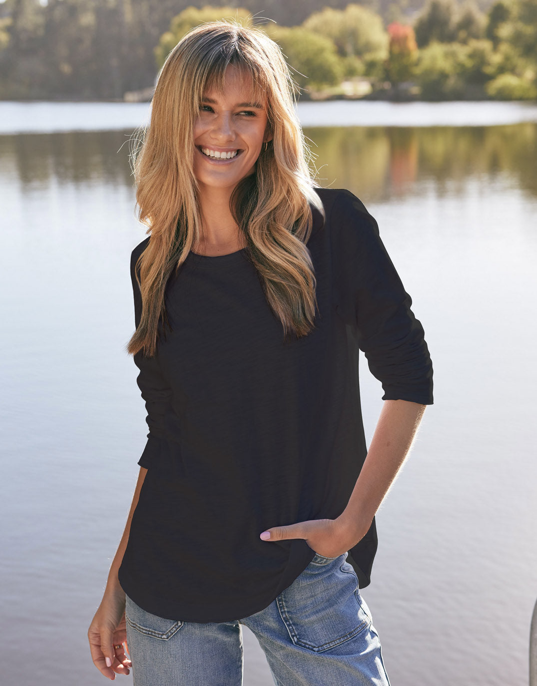 White & Co. Essential Scoop Hem Long Sleeve T-shirt (Black)