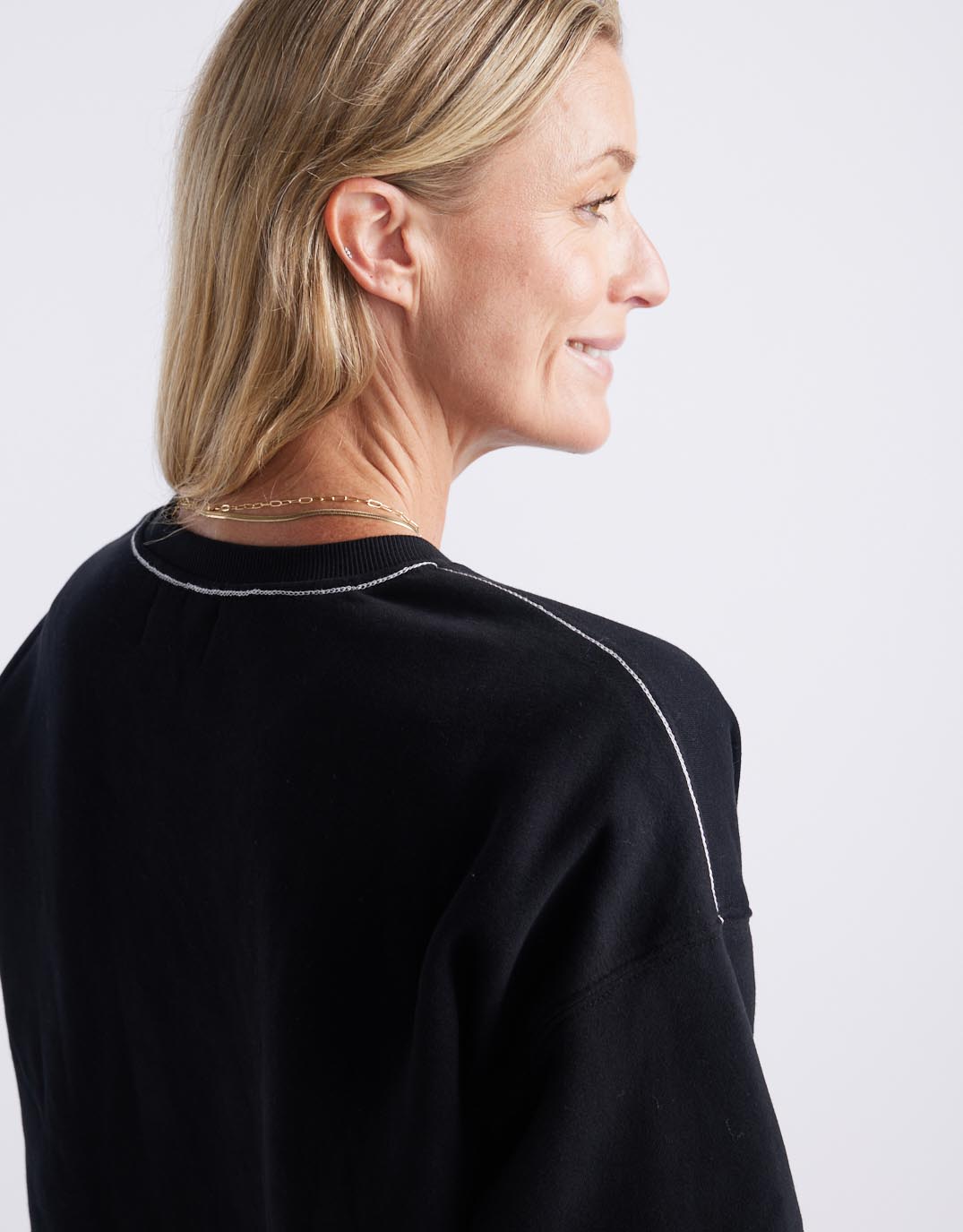 White & Co. Monogram Fleece Scoop Hem Sweat (Black)