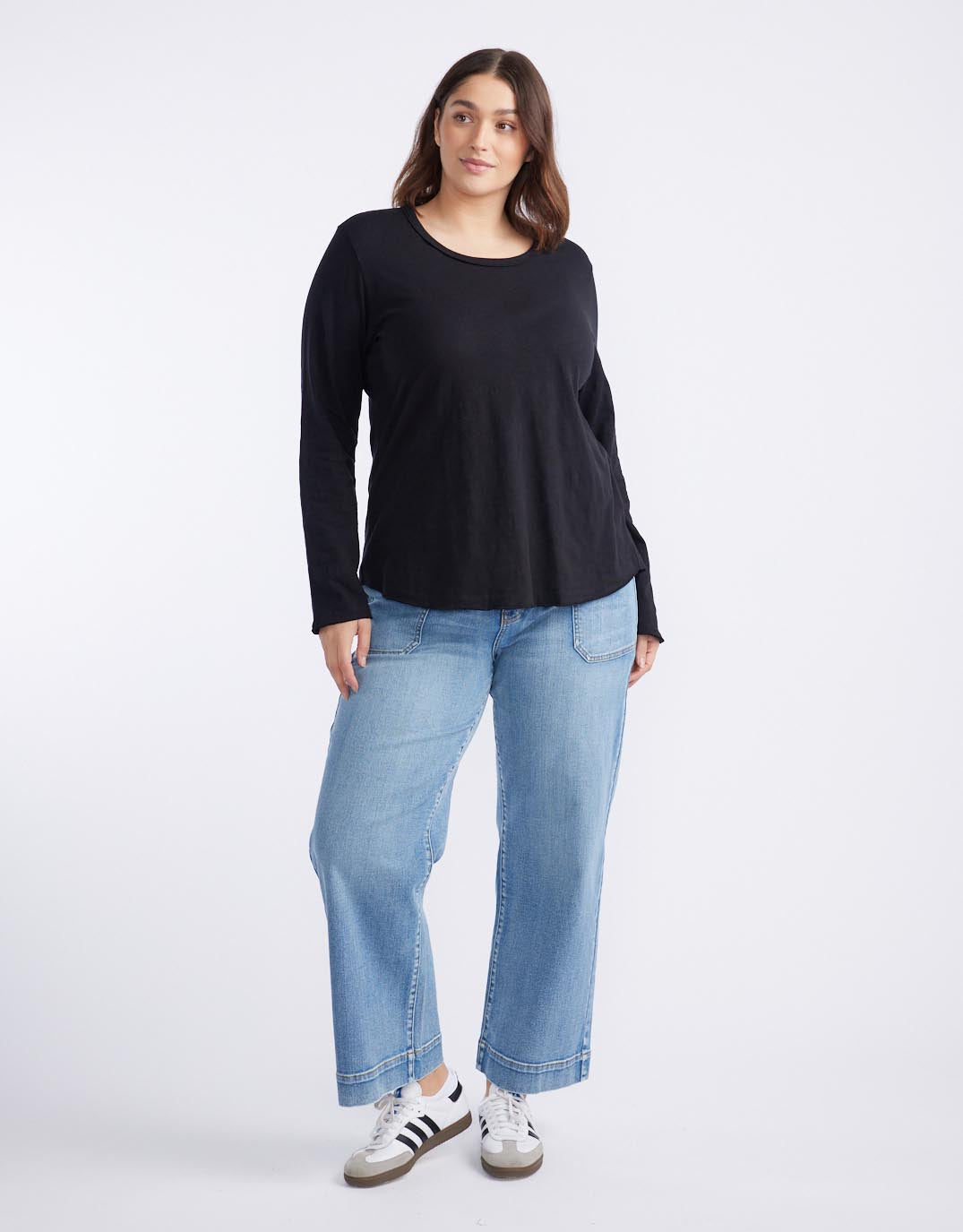 White & Co. Essential Scoop Hem Long Sleeve T-shirt (Black)