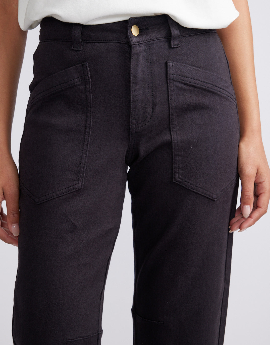 White & Co. Saskia Stretch Cargo Barrel Jean (Washed Black)